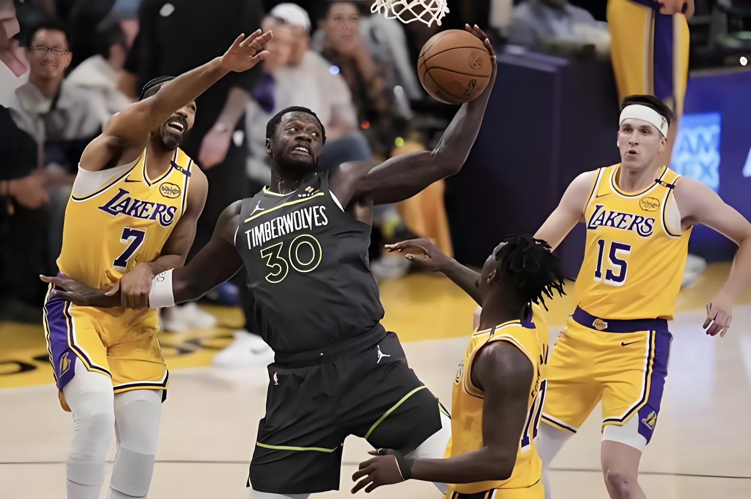 包含转会期NBA总决赛焦点战，洛杉矶湖人战术微调，压力陡增，团队化学反应显著的词条