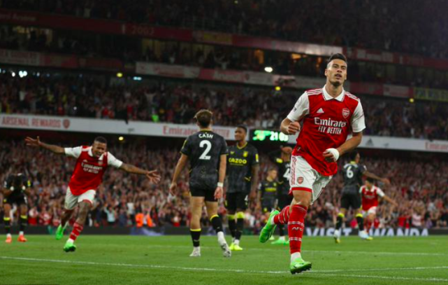 包含转会期NBA总决赛焦点战，洛杉矶湖人战术微调，压力陡增，团队化学反应显著的词条