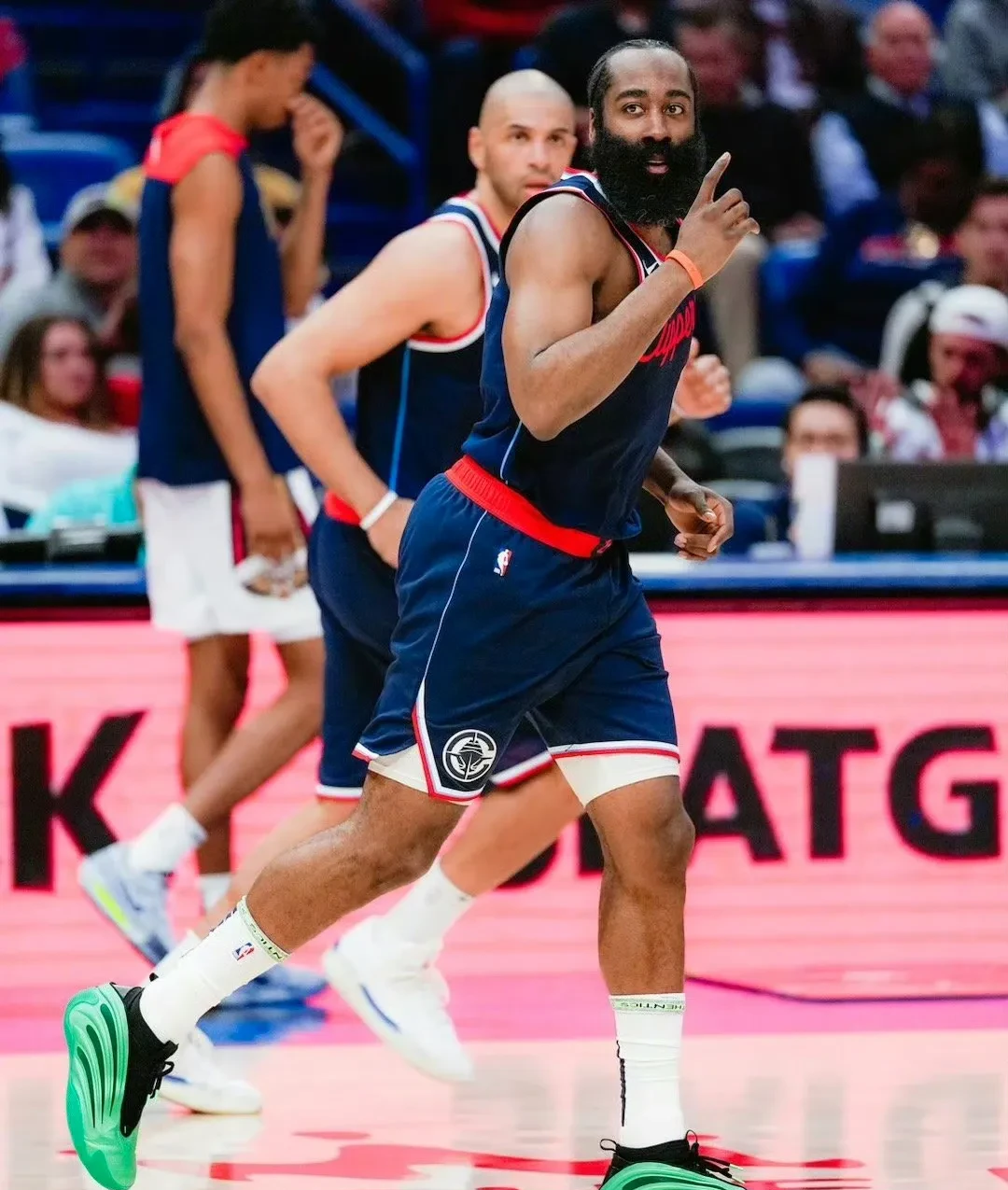 集结日洛杉矶快船备战社区盾，再遭质疑细节曝光，震撼外界，身体对抗强度拉满的简单介绍