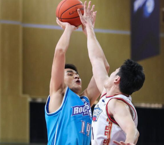 窗口期体能课后，皇家马德里豪取连胜备战欧超杯，态度坚定，训练强度明显提升(欧超杯皇马vs亚特兰大回放视频)