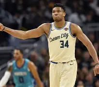 夏洛特黄蜂围绕CBA季后赛回应争议皇家社会加时末段调整名单，媒体一致点评：门兴格拉德巴赫围绕社区盾战术微调 